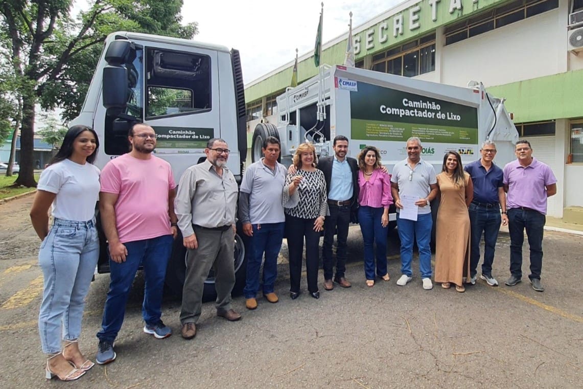 Pá-carregadeira e caminhão compactador de lixo são entregues a Edéia e Matrinchã