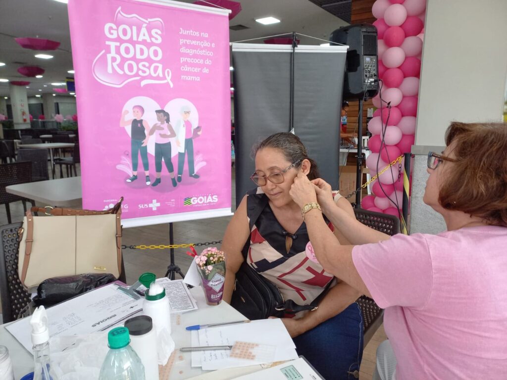 Campanha Outubro Rosa da Saúde alcança visitantes e lojistas da região da 44