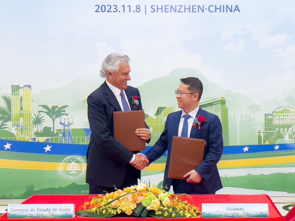 Caiado em visita a Huawei