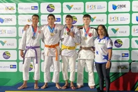 Atletas no pódio_Jogos Escolares Brasileiros