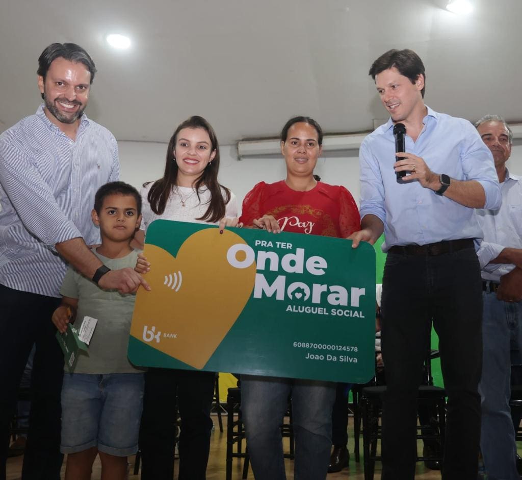 Governo de Goiás entrega escrituras e cartões do Aluguel Social, em Jataí