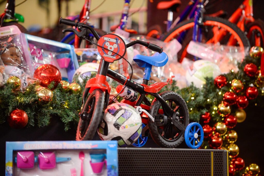 Caiado e Gracinha distribuem 21,5 mil brinquedos em Goiânia