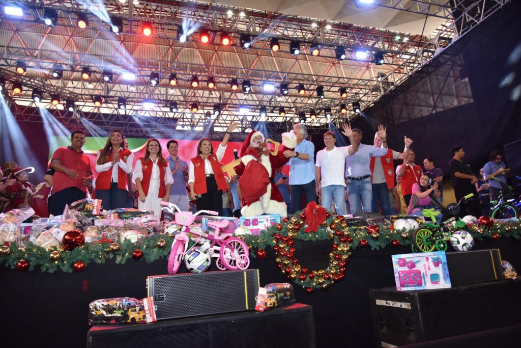 Caiado e Gracinha distribuem 21,5 mil brinquedos em Goiânia