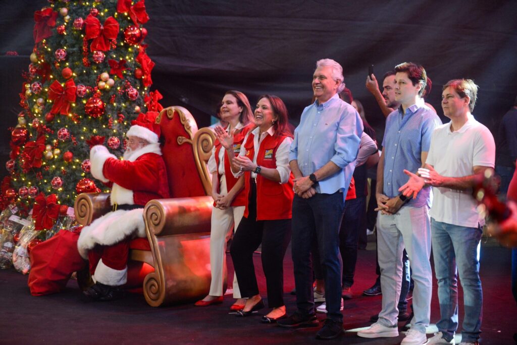 Caiado e Gracinha distribuem 21,5 mil brinquedos em Goiânia