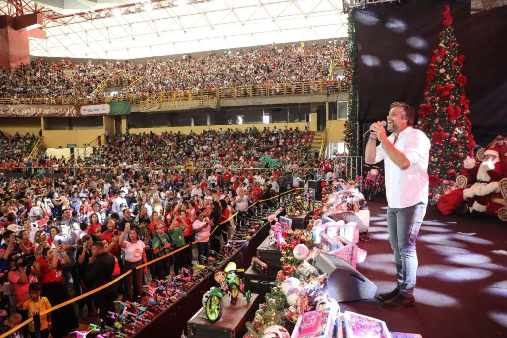 Caiado e Gracinha distribuem 21,5 mil brinquedos em Goiânia