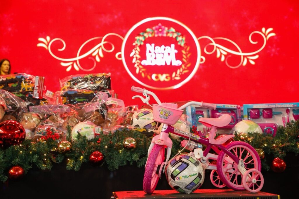 Caiado e Gracinha distribuem 21,5 mil brinquedos em Goiânia