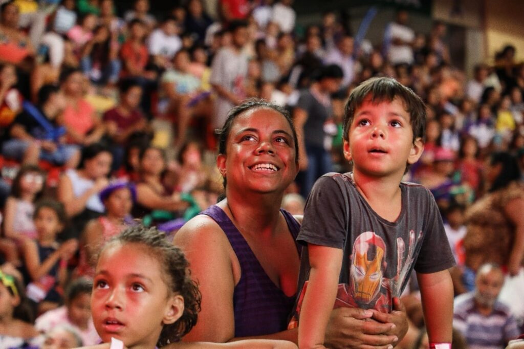 Caiado e Gracinha distribuem 21,5 mil brinquedos em Goiânia