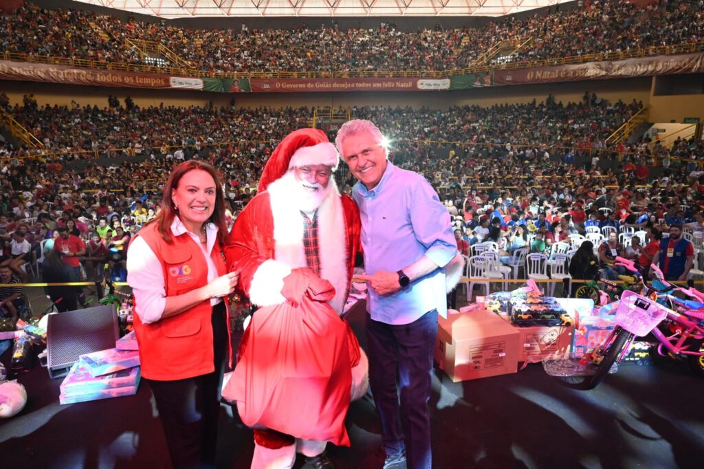 Caiado e Gracinha distribuem 21,5 mil brinquedos em Goiânia
