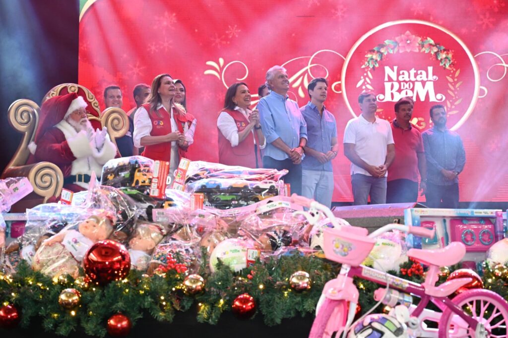 Caiado e Gracinha distribuem 21,5 mil brinquedos em Goiânia