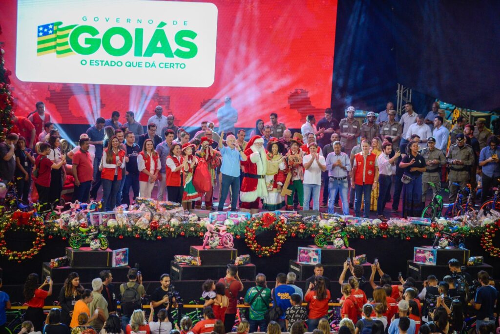 Caiado e Gracinha distribuem 21,5 mil brinquedos em Goiânia