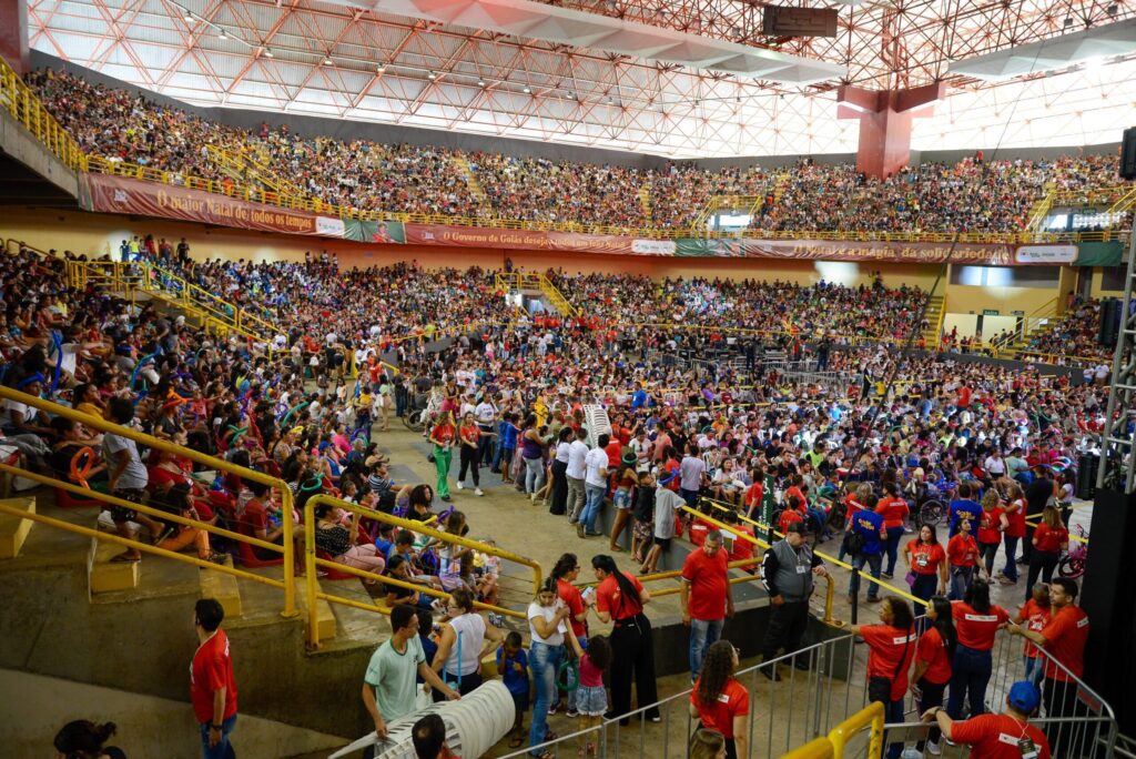 Caiado e Gracinha distribuem 21,5 mil brinquedos em Goiânia