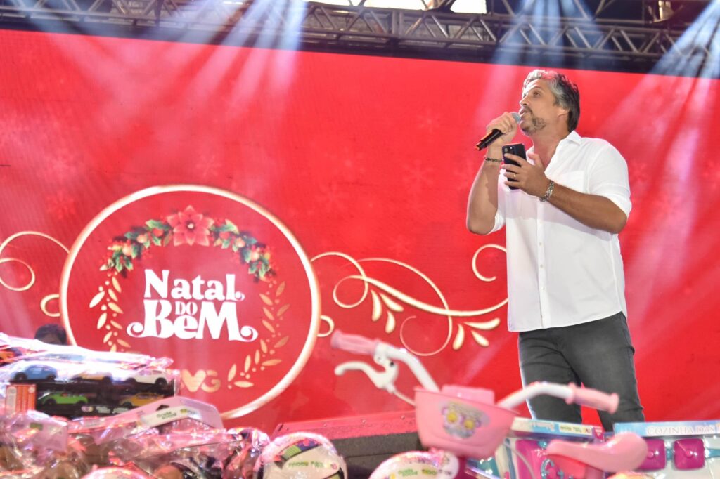 Caiado e Gracinha distribuem 21,5 mil brinquedos em Goiânia