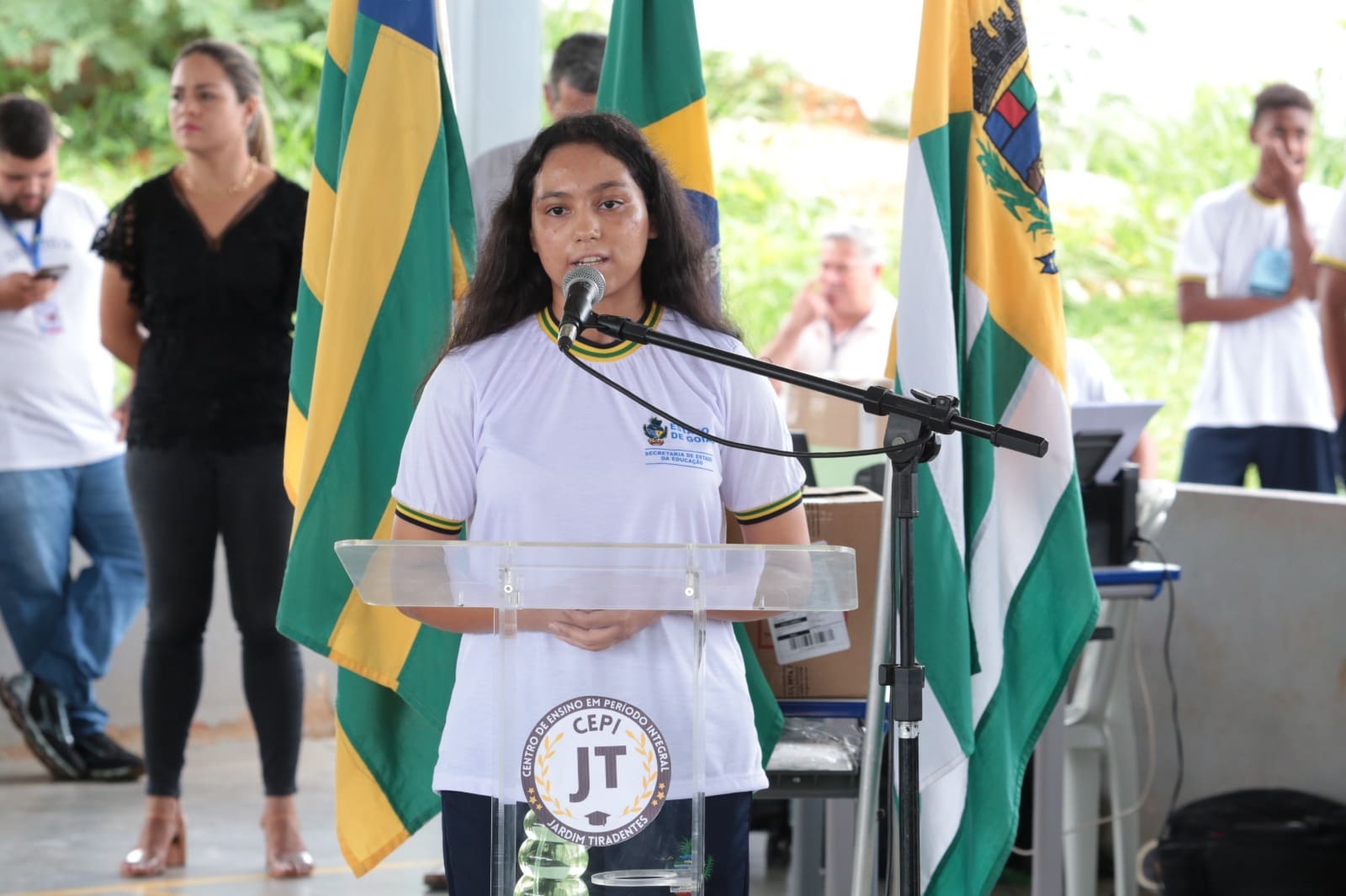 Governo de Goiás entrega tablets e chips a estudantes de Aparecida de Goiânia