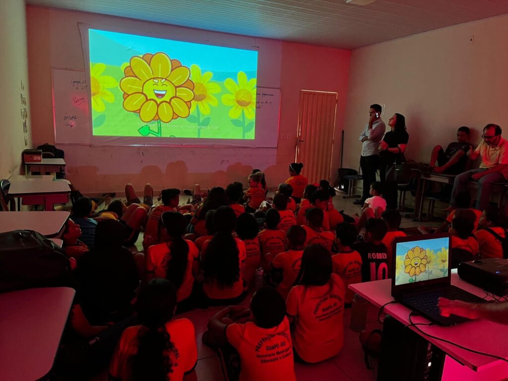 Exibição de filme em sessão do Cine Goiás Itinerante