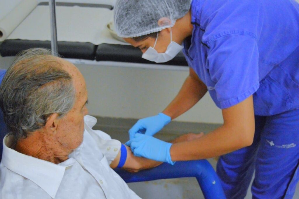 Idoso faz exame de sangue contra a dengue