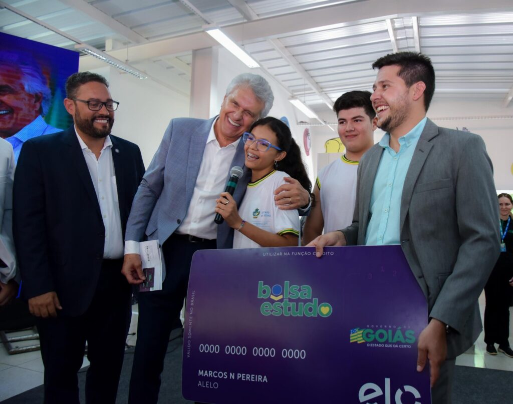 Caiado entrega cartão do Bolsa Estudo