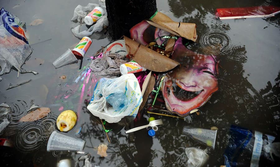 Lixo pode agravar cenário epidemiológico da dengue no Carnaval