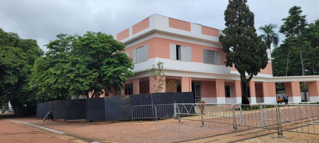 Praça Cívica recebe proteção em tapumes e gradil durante Carnaval