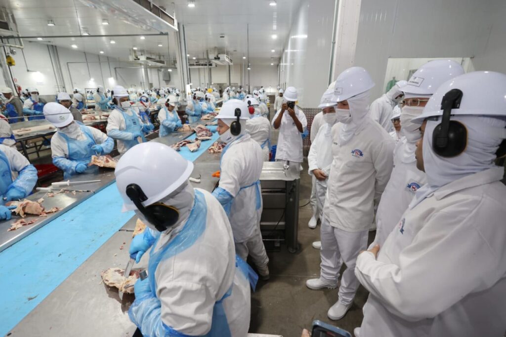 Trabalhadores de frigorífico_cresce renda média das famílias goianas