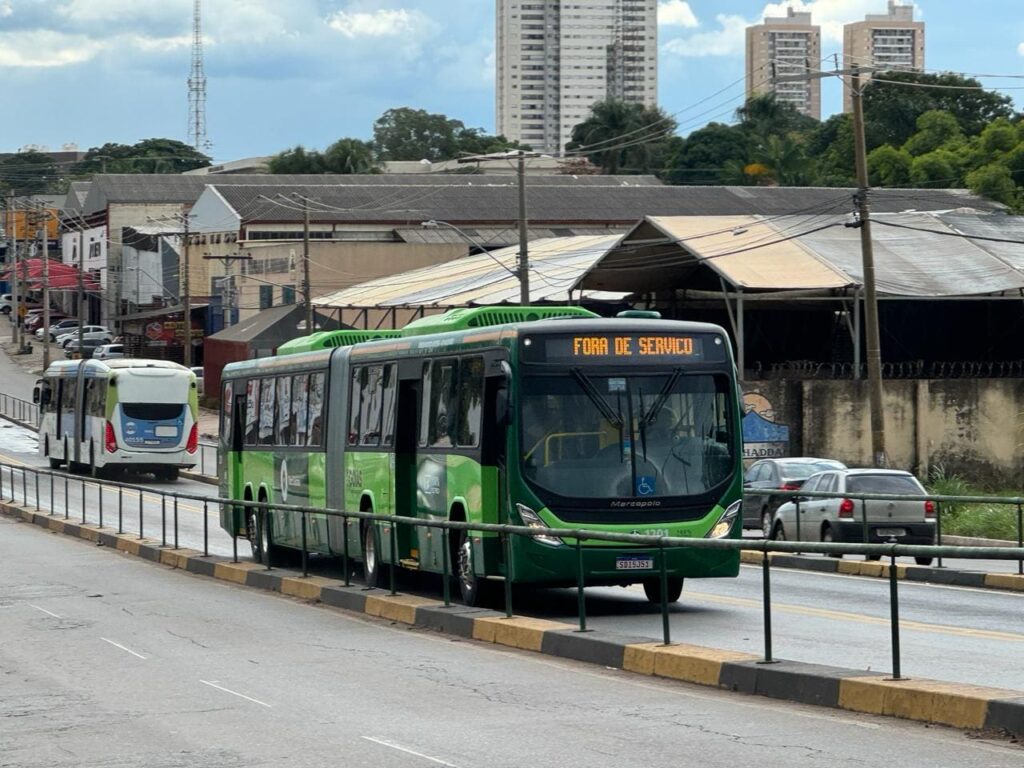 Ônibus elétricos circulando no Eixo Anhanguera