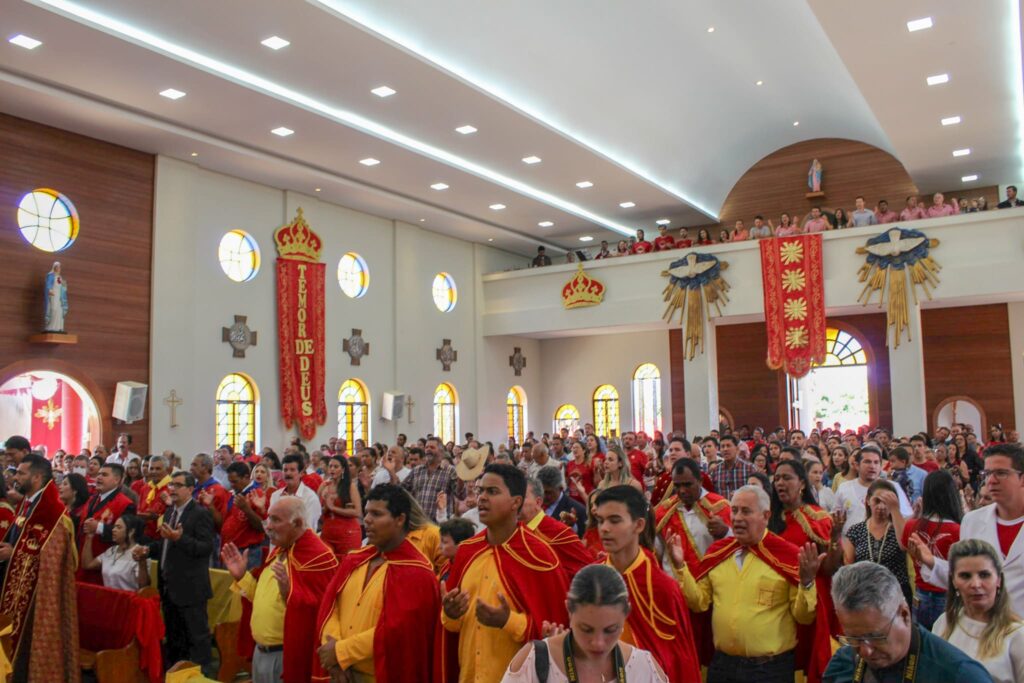 Palácio Conde dos Arcos recebe coroas do Divino Espírito Santo