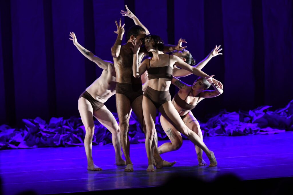 Apresentação da cia Giro8