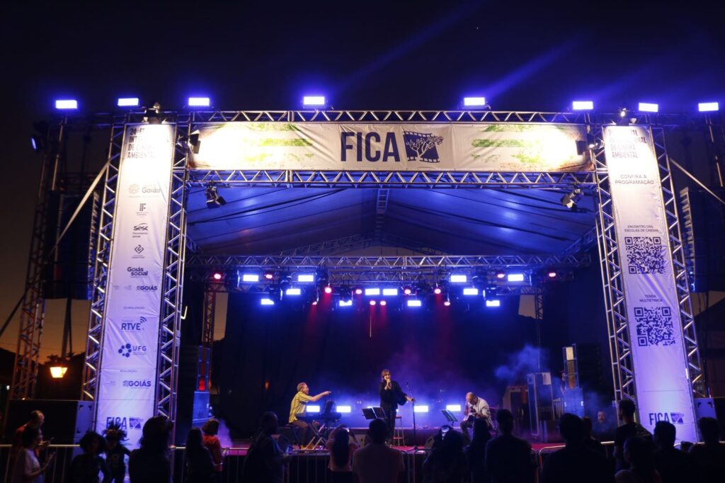 Palco para apresentação de show no Fica