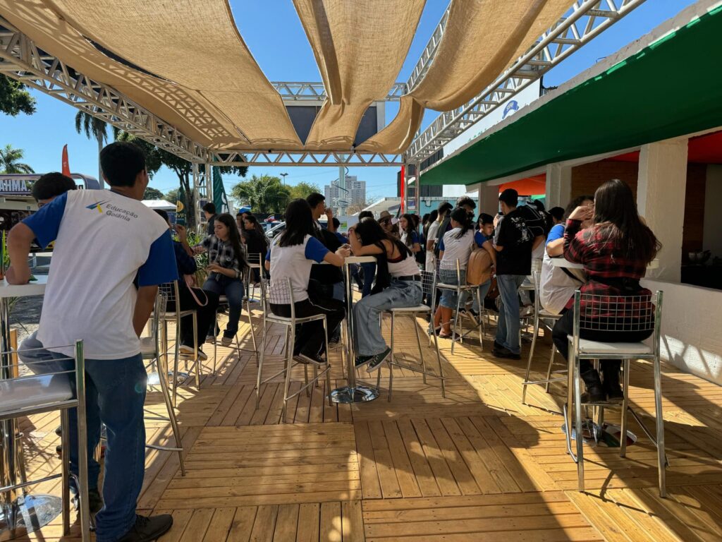 ESTUDANTES NO ESTANDE DO COTEC NA PECUARIA