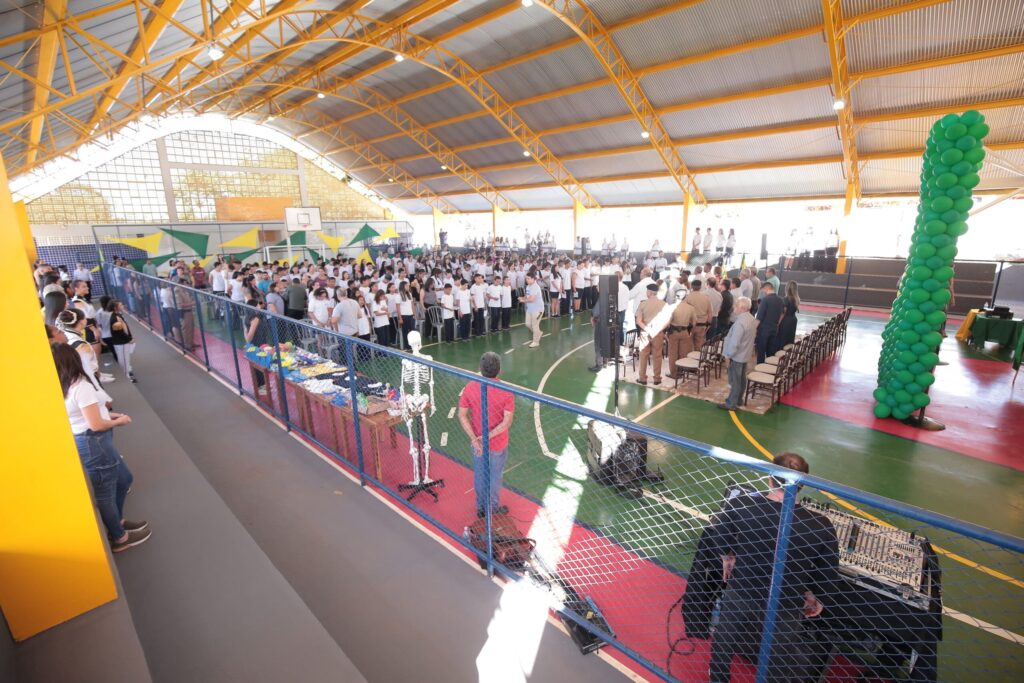 Colégio Estadual de Orizona tem nova quadra poliesportiva