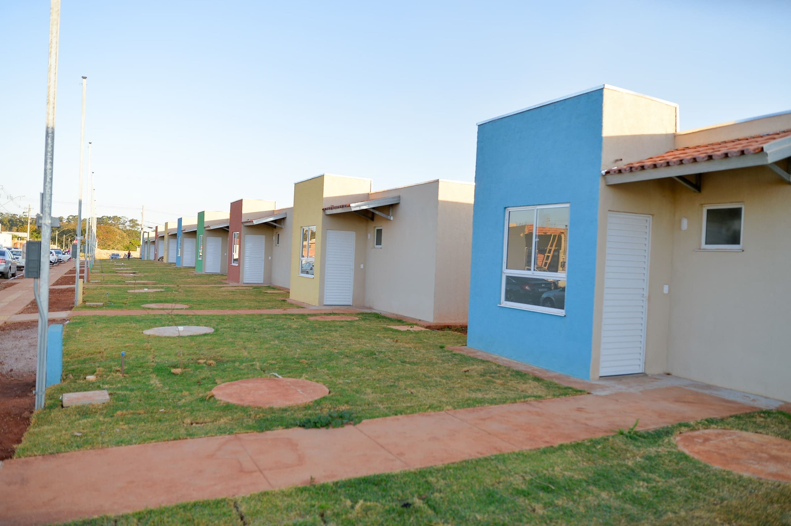 Caiado entrega 99 casas a custo zero em Senador Canedo