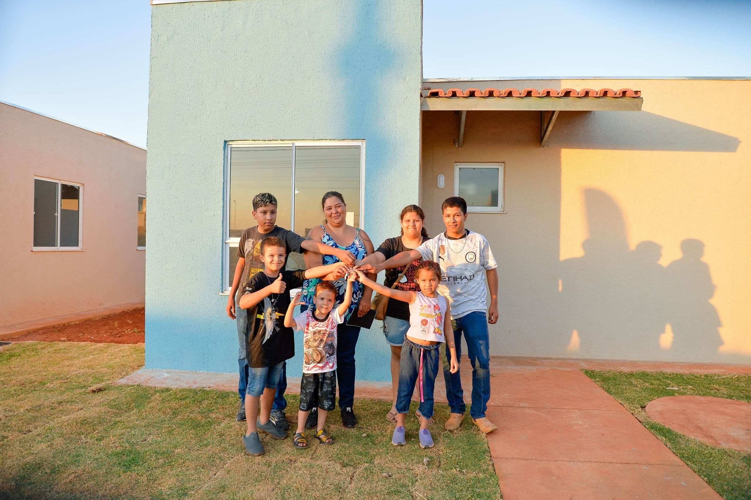 Caiado entrega 99 casas a custo zero em Senador Canedo