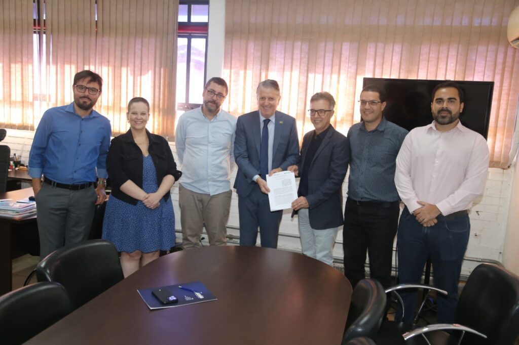 Assinatura de parceria para capacitar empresas goianas