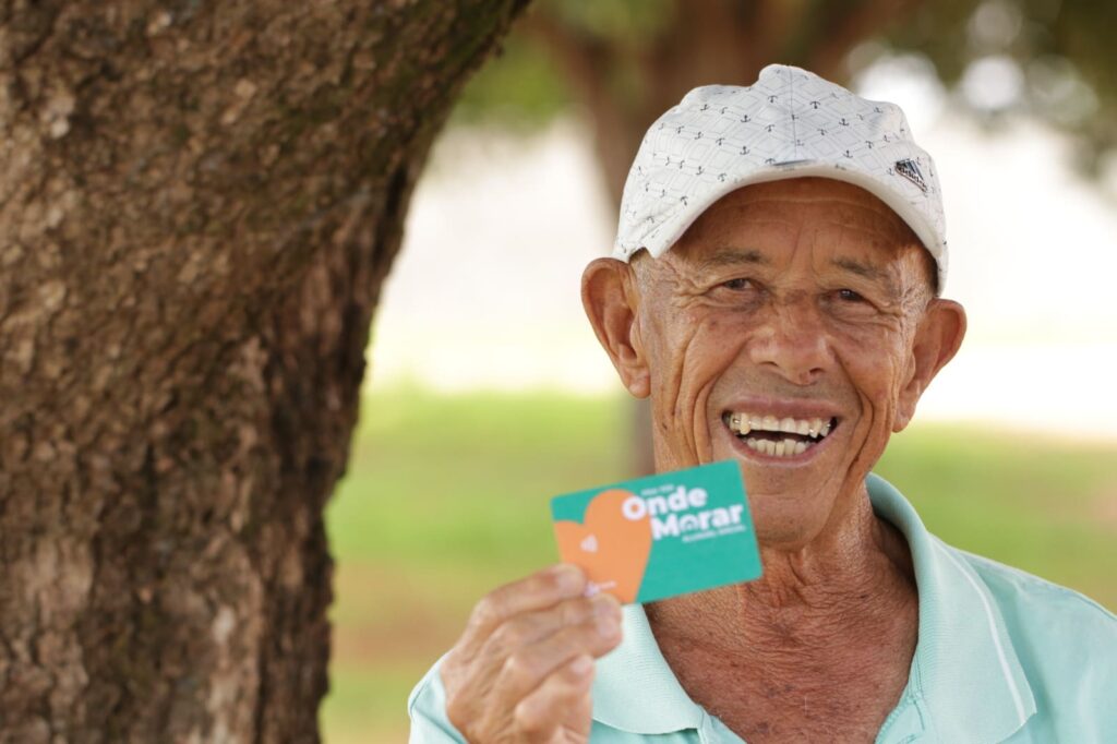 Idoso recebe cartão do Aluguel Social