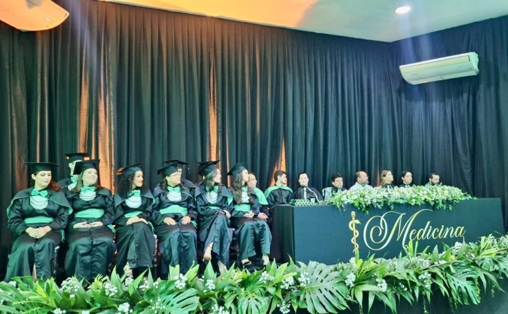 colação de grau da primeira turma de medicina da UEG
