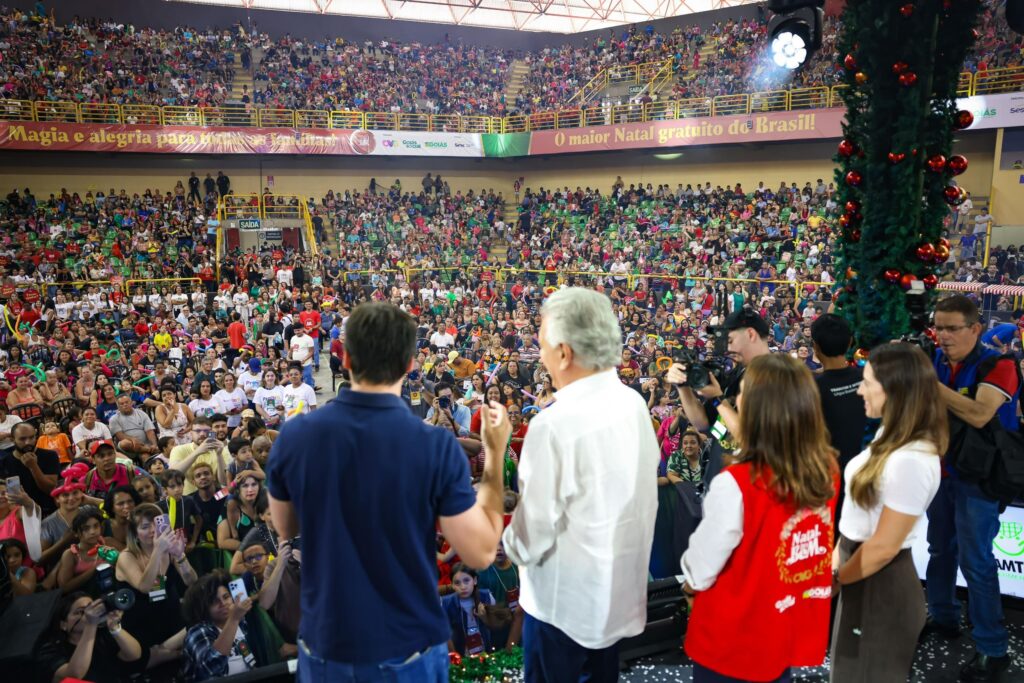 Distribuição de brinquedos do Natal do Bem no Goiânia Arena (Foto: Secom)