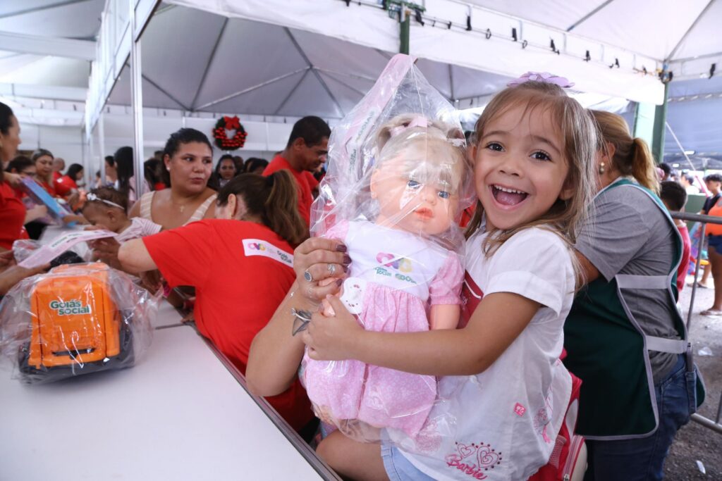 Distribuição de brinquedos do Natal do Bem no Goiânia Arena (Foto: Secom)