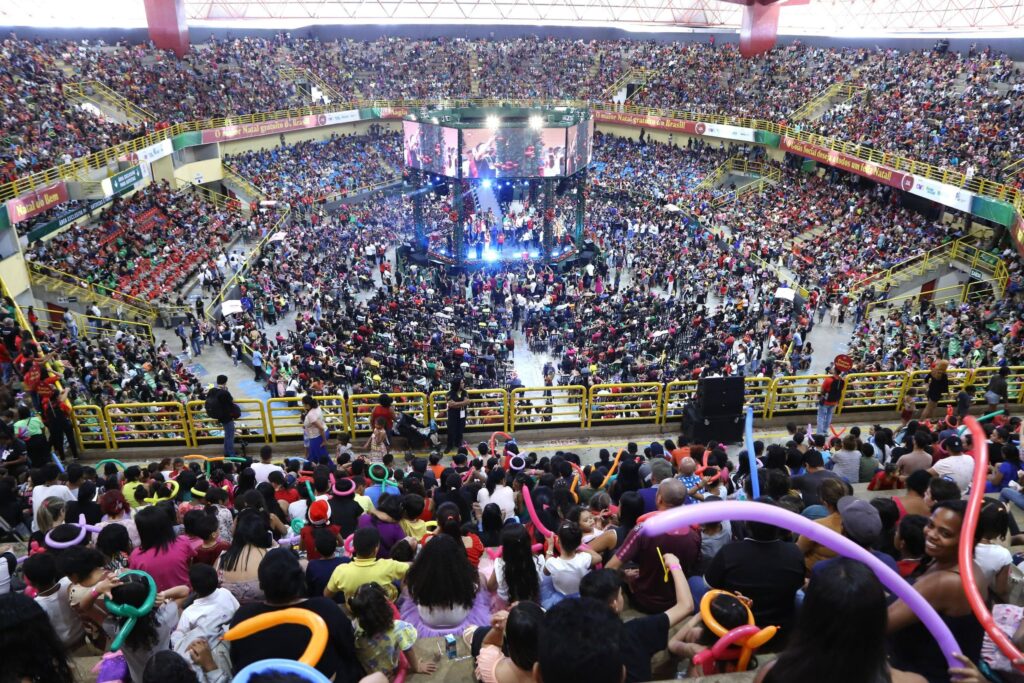 Distribuição de brinquedos do Natal do Bem no Goiânia Arena (Foto: Secom)