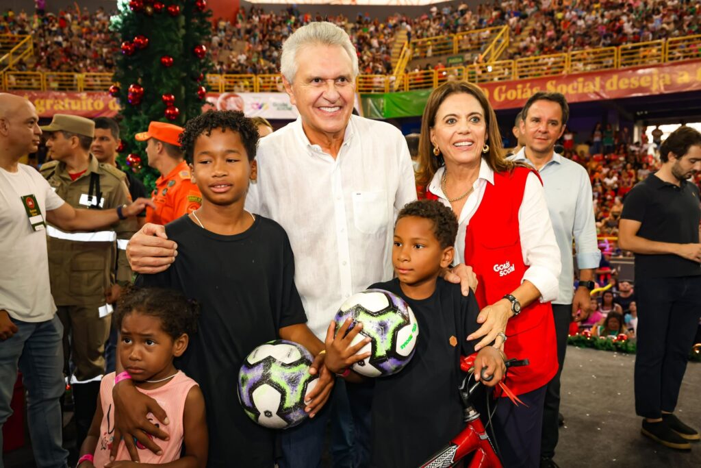 Distribuição de brinquedos do Natal do Bem no Goiânia Arena (Foto: Secom)