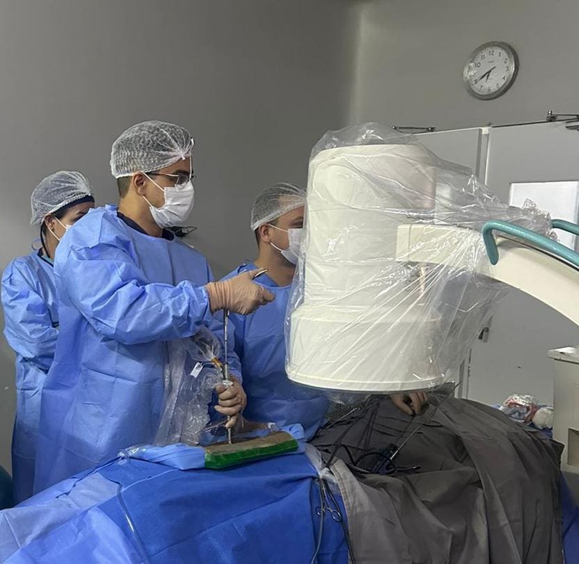 Hugo inova no tratamento de doenças da coluna vertebral - equipe médica durante cirurgia de coluna