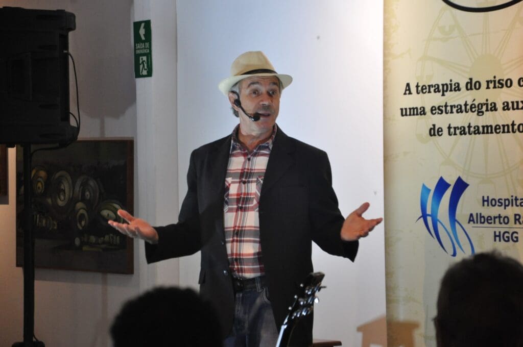 Riso no HGG comemora 10 anos com show de Tom Carvalho