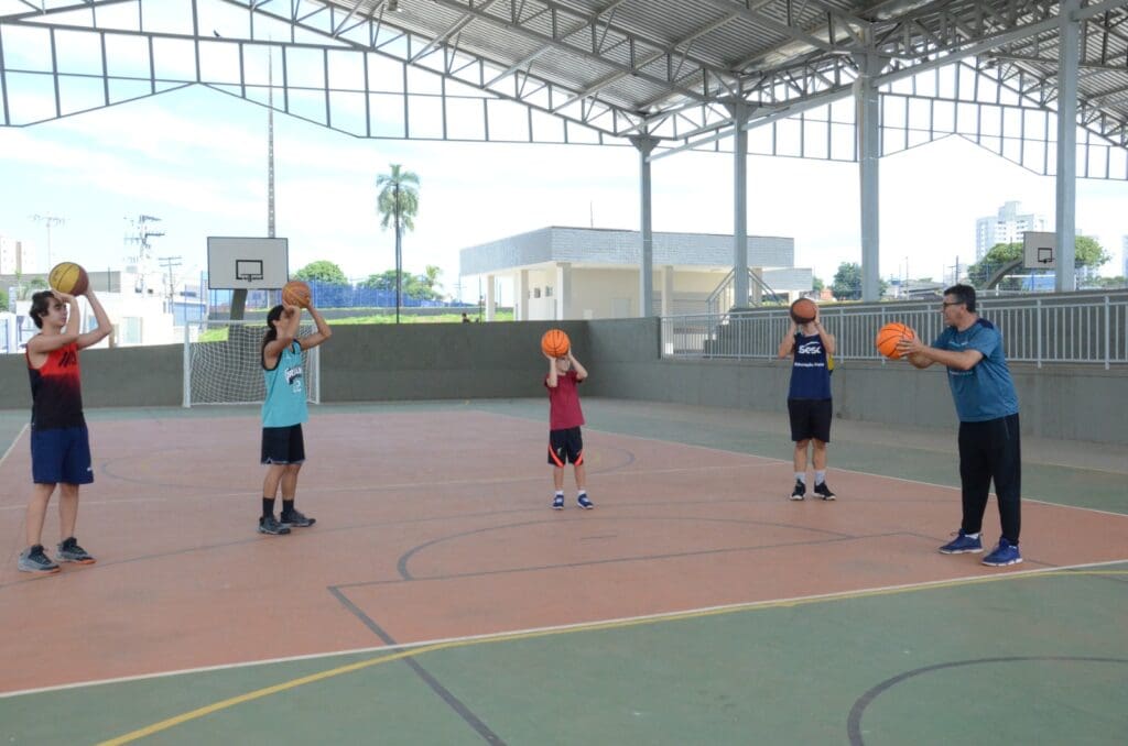 Jogo de basquete da turma de iniciação esportiva do Setor Pedro Ludovico, em Goiânia