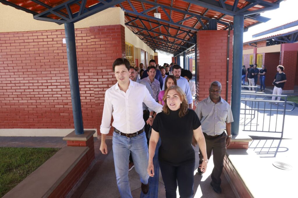 Vice-governador e Fátima Gavioli na inauguração do colégio estadual de Alexânia