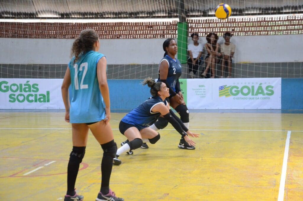 Jogo de vôlei feminino durante Jogos Abertos