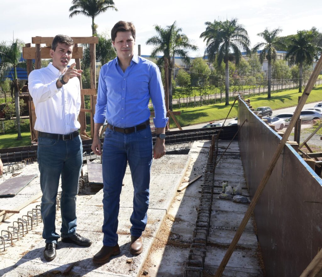 Daniel Vilela e Pedro Sales em visita a obras viárias na Grande Goiânia