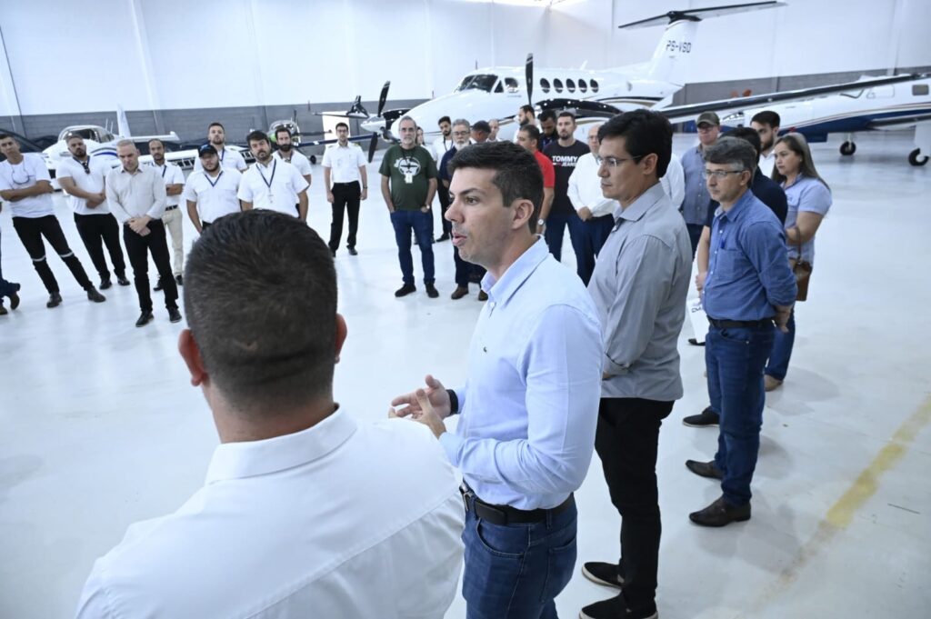 Pedro Sales em reunião no saguão do Aeroporto de Anápolis