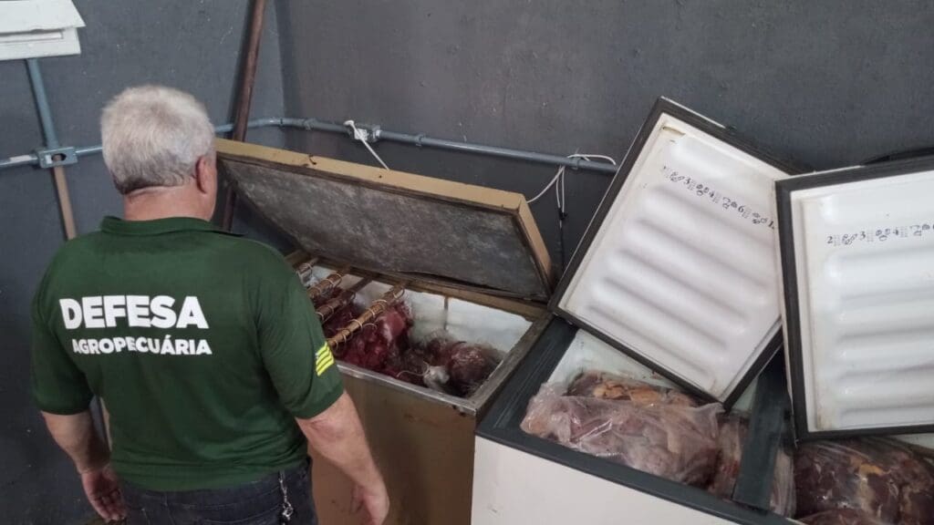 Agrodefesa e Polícias Civil e Militar fecham fábrica clandestina de produtos cárneos em Anápolis