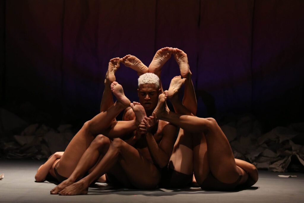 Cena da peça Começaria Tudo outra Vez