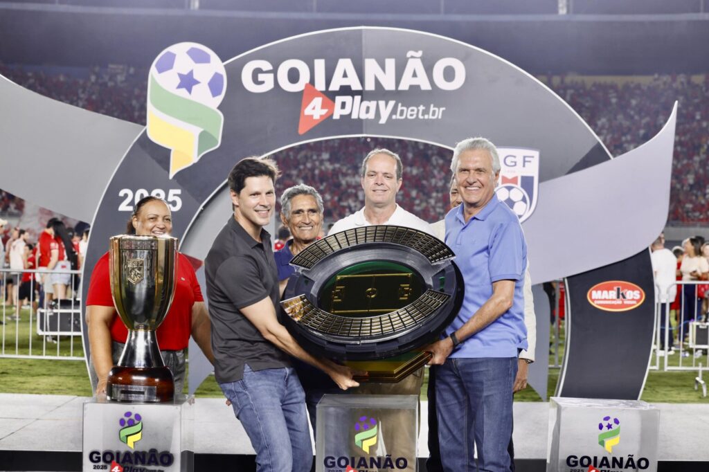 O governador Ronaldo Caiado se juntou aos quase 40 mil torcedores que foram até ao Serra Dourada acompanhar a grande final do Goianão 2025