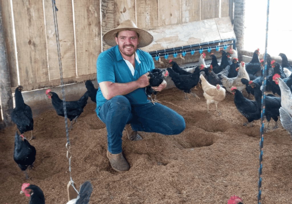 Inclusão produtiva: governo repassa mais de R$ 2 milhões à agricultura familiar - Criador de galinhas