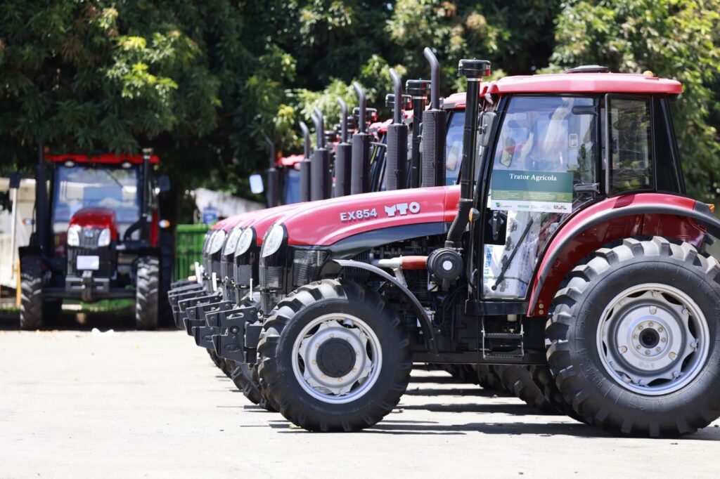 Governo entrega maquinários a 23 municípios e reforça apoio ao desenvolvimento local